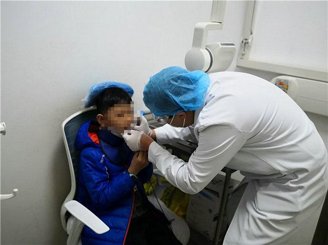济南市口腔医院儿童口腔医学中心延时门诊再延时救治患儿外伤牙